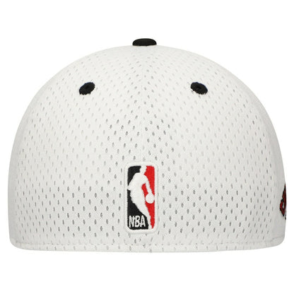 Chicago Bulls Throwback 2Tone 59FIFTY Fitted Hat - White/Black | New Era shop